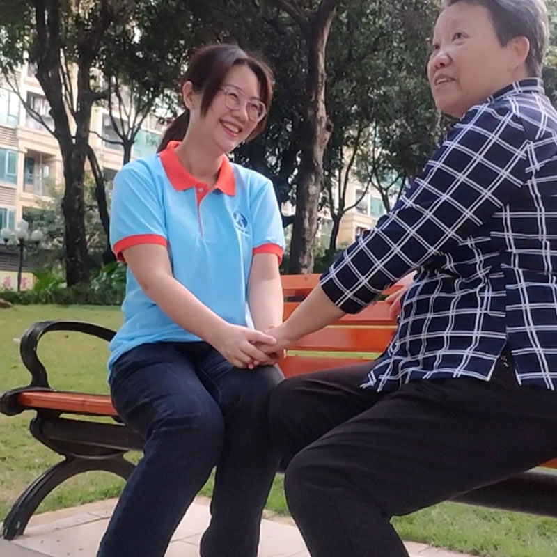 老人陪伴